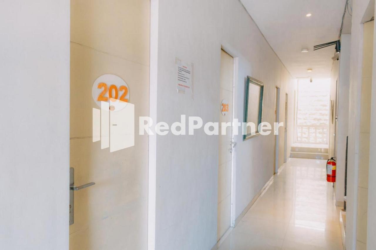We Stay Residence Redpartner Surabaya Exteriör bild