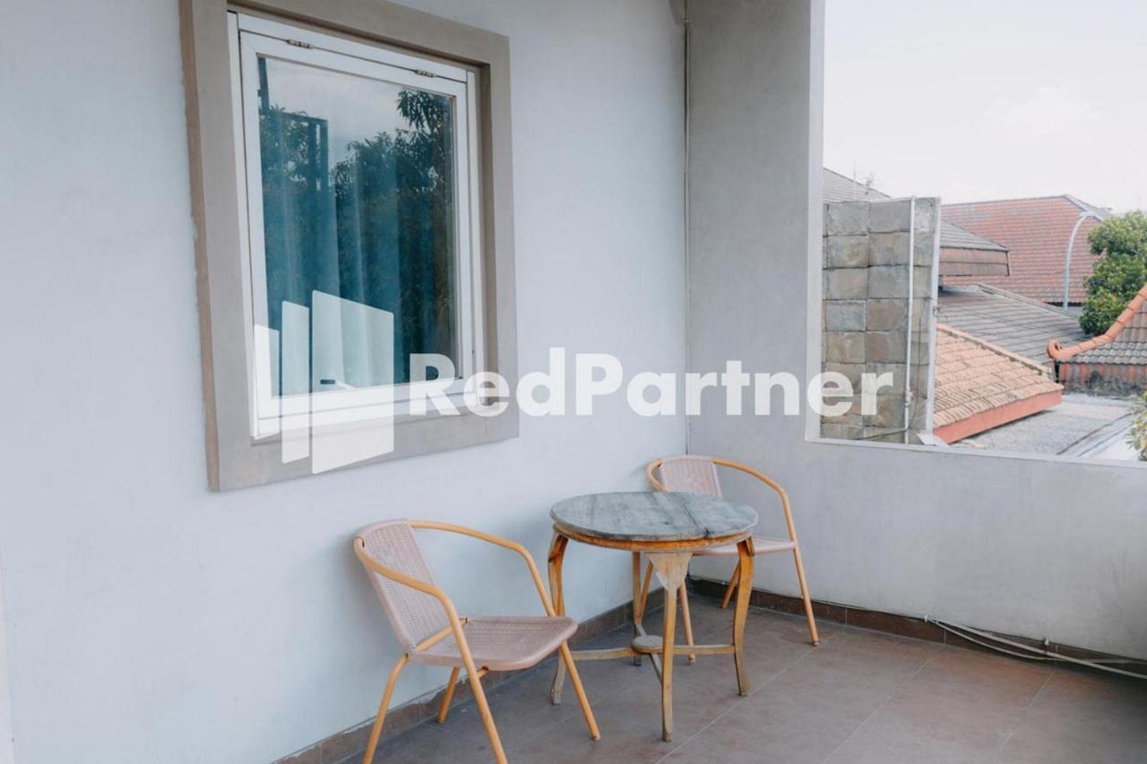 We Stay Residence Redpartner Surabaya Exteriör bild