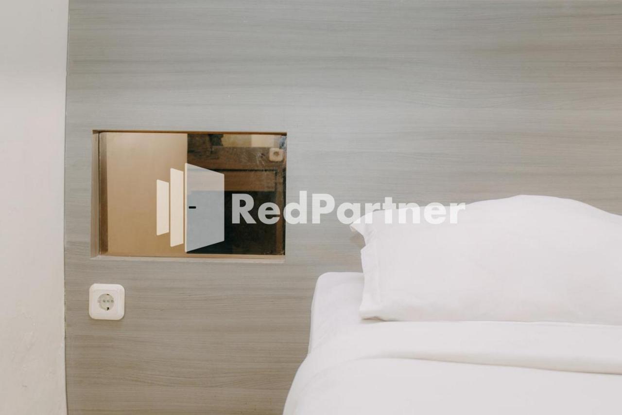 We Stay Residence Redpartner Surabaya Exteriör bild