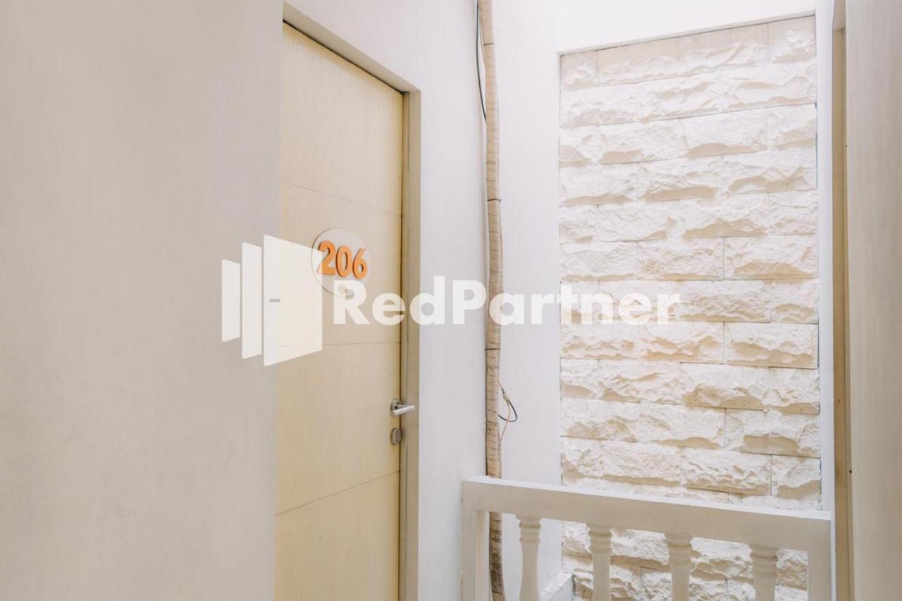 We Stay Residence Redpartner Surabaya Exteriör bild